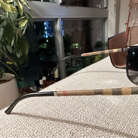 Polarized Burberry Glasses - Picture 4 of 4